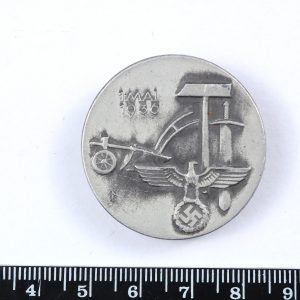 Nazi tinnie badge labour day may 1st 1936