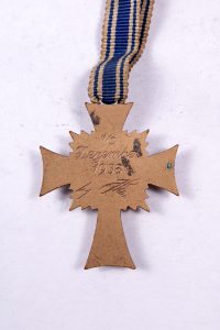 WW2 German Mothers Cross badge